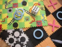 ⁦סט 4 משחקי רצפה לבית ולחצר – סולמות ונחשים, דמקה, איקס-עיגול והשחלת טבעות מבית  TRADITIONAL GARDEN GAMES UK⁩ – תמונה ⁦7⁩