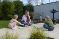 דומינו ענק מעץ מבית Traditional Garden Games UK המשחק הקלאסי בגרסה גדולה