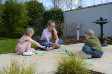 דומינו ענק מעץ מבית Traditional Garden Games UK המשחק הקלאסי בגרסה גדולה