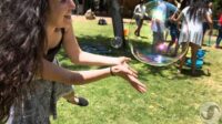 ⁦ערכת חישוק גדול להפרחת בועות - ערכת הפרחה עם אבקה ליצירת 6 ליטר תמיסת בועות⁩ – תמונה ⁦2⁩