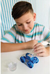 ⁦משחק מדעי לילדים - מכונית הנוסעת באמצעות מיי מלח! צעצוע חינוכי ומדליק בהרכבה עצמית הנוסע על מים מלוחים מבית 4M ארה"ב⁩ – תמונה ⁦6⁩
