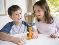 ⁦מנוע אוויר חלל - ערכה מדעית לילדים להרכבה עצמית מסדרת KidzLabs מבית 4M⁩ – תמונה ⁦9⁩