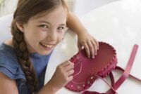 ⁦תפירת תיק עור - משחק יצירה מסדרת KidzMaker לתפירה ויצירה של תיק עור אופנתי מבית 4M ארה"ב⁩ – תמונה ⁦3⁩