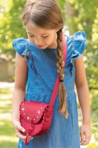 ⁦תפירת תיק עור - משחק יצירה מסדרת KidzMaker לתפירה ויצירה של תיק עור אופנתי מבית 4M ארה"ב⁩ – תמונה ⁦4⁩