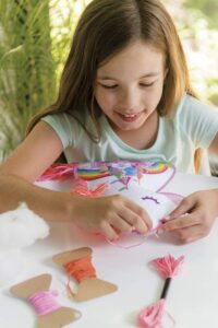 ⁦כרית חד קרן משחק יצירה לתפירה ויצירה  My Unicorn מסדרת KidzMaker מבית 4M ארה"ב⁩ – תמונה ⁦5⁩