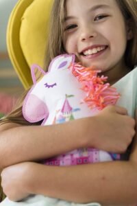 ⁦כרית חד קרן משחק יצירה לתפירה ויצירה  My Unicorn מסדרת KidzMaker מבית 4M ארה"ב⁩ – תמונה ⁦6⁩