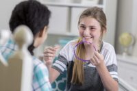 ⁦ערכת ייצור קשתות ראש - משחק יצירה להכנה ויצירה של אביזרי אופנה לילדות HeadBands מסדרת KidzMaker מבית 4M ארה"ב⁩ – תמונה ⁦3⁩
