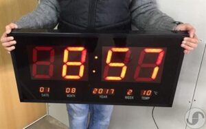 שעון לד דיגיטלי ענק ברוחב 70 ס"מ עם ספרות LED גדולות וברורות