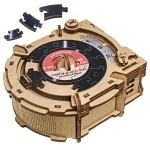קופסת חידות הגיון מעץ בעיצוב פטיפון רטרו CluePuzzle Record Player מבית iDventure