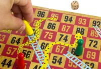 ⁦משחק סולמות ונחשים Snakes & Ladders מסדרת Wooden Games WorkShop מבית Professor Puzzle אנגליה⁩ – תמונה ⁦4⁩