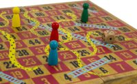 ⁦משחק סולמות ונחשים Snakes & Ladders מסדרת Wooden Games WorkShop מבית Professor Puzzle אנגליה⁩ – תמונה ⁦5⁩