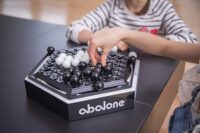 ⁦אבלון - Abalone - משחק לוח אסטרטגי מרתק ל 2 משתתפים לפיתוח יכולות החשיבה⁩ – תמונה ⁦5⁩