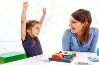 ⁦משחק חשיבה והיגיון RushHour junior מהדורה מיוחדת שעת שיא ג'וניור מבית ThinkFun⁩ – תמונה ⁦10⁩