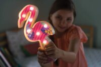 ⁦ערכת יצירה לבניית מנורת אווירה לחדר בצורת פלמינגו מסדרת KidzMaker מבית 4M ארה"ב⁩ – תמונה ⁦6⁩