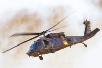 ⁦מודל להדבקה של מסוק קרב אמריקאי דגם UH-60 / MH-60 Black Hawk Night Raid בקנה 1:48 מבית Italeri איטליה⁩ – תמונה ⁦3⁩