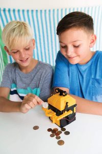 ⁦קופת חיסכון רובוטית - ערכת הרכבה לילדים מסדרת KidzRobotix רובוטיקה לילדים מבית 4M ארה"ב⁩ – תמונה ⁦6⁩
