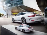 ⁦פאזל תלת מימד מכונית פורשה 911R מבית Ravensburger גרמניה⁩ – תמונה ⁦5⁩