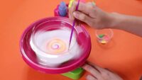 ⁦מכונה ליצירת אומנות צביעה בסיבוב והתזה Tornado Spin Art - מכונת התזה ליצירות אומנות לילדים מסדרת ThinkingKits של 4M ארה"ב⁩ – תמונה ⁦3⁩