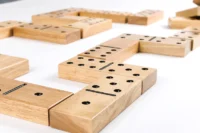 ⁦משחק  חוץ דומינו ענק XL מעץ לחצר מבית  TRADITIONAL GARDEN GAMES UK⁩ – תמונה ⁦4⁩