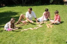 משחק  חוץ דומינו ענק XL מעץ לחצר מבית  TRADITIONAL GARDEN GAMES UK