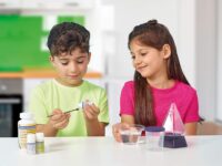⁦מעבדת קריסטלים מוארת - Light-up Crystal Lab מבית Brainstorm Toys⁩ – תמונה ⁦3⁩