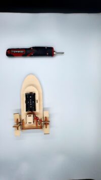 ⁦סירת מנוע חשמלית מעץ – משחק הרכבה חשמלי מעץ לבנייה עצמית מבית iMake⁩ – תמונה ⁦5⁩