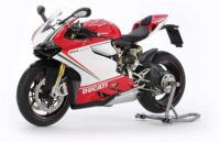 ⁦מודל להדבקה של אופנוע דוקאטי Ducati 1199 Panigale S בקנה מידה 1:12 מבית Tamiya יפן⁩ – תמונה ⁦2⁩