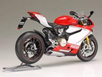 ⁦מודל להדבקה של אופנוע דוקאטי Ducati 1199 Panigale S בקנה מידה 1:12 מבית Tamiya יפן⁩ – תמונה ⁦3⁩