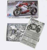 ⁦מודל להדבקה של אופנוע דוקאטי Ducati 1199 Panigale S בקנה מידה 1:12 מבית Tamiya יפן⁩ – תמונה ⁦7⁩
