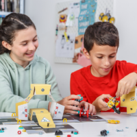 ⁦משחק הרכבה לילדים המוסך - דה אוף ביטס - מעל 200 חלקים -The OFF Bits  - GARAGEBIT KIT⁩ – תמונה ⁦4⁩