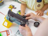 ⁦משחק הרכבה למתחילים Easy Starter S מסדרת JUNIOR לבניית 2 מודלים 35 חלקים מבית FischerTechnik⁩ – תמונה ⁦6⁩