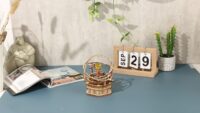 ⁦פאזל מכני מעץ - תיבת נגינה מערכת השמש להרכבה מבית ROKR⁩ – תמונה ⁦11⁩
