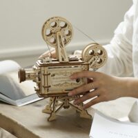 ⁦פאזל מכני - מסרטת רטרו VITASCOPE להרכבה מעץ מבית ROKR⁩ – תמונה ⁦4⁩
