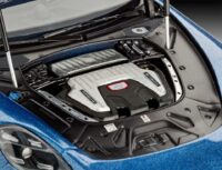 ⁦מודל להדבקה של מכונית ספורט פורשה מדגם Porsche Panamera Turbo  בקנה מידה של 1:24 מבית Revell⁩ – תמונה ⁦3⁩