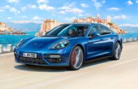 ⁦מודל להדבקה של מכונית ספורט פורשה מדגם Porsche Panamera Turbo  בקנה מידה של 1:24 מבית Revell⁩ – תמונה ⁦4⁩