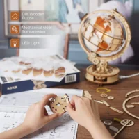 ⁦פאזל מכני מעץ - גלובוס מואר בעיצוב עתיק - Luminous Globe⁩ – תמונה ⁦2⁩