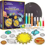 ערכת יצירה לילדים Stained Glass Craft Kit - יצירה בויטראג' - מערכת השמש זוהרת בחושך מבית National Geographic