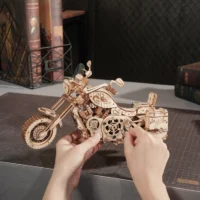 ⁦פאזל מכני מעץ - אופנוע Cruiser Motorcycle מבית ROKR⁩ – תמונה ⁦6⁩
