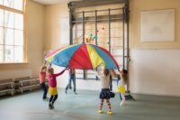 ⁦המצנח הענק - משחק שיתוף פעולה לחצר וחוץ - Parachute מבית BS Toys⁩ – תמונה ⁦2⁩