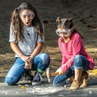 ⁦ערכה מדעית לילדים - חציבת אבני גאודה Break Open 5 Geodes מבית National Geographic⁩ – תמונה ⁦6⁩