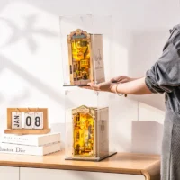 ⁦תיבת תצוגה למיניאטורה תומך ספרים - קופסת דיספליי הנותנת פתרון הגנה מאבק ושמירה על המיניאטורה מבית ROLIFE⁩ – תמונה ⁦2⁩